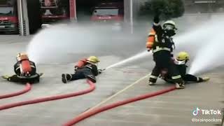 Los bomberos que no saben usar la manguera