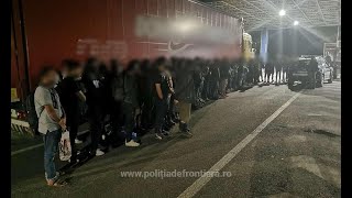 Peste 100 de migranţi, găsiţi ascunşi în două camioane