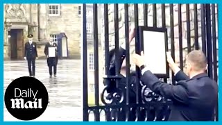 Queen Elizabeth death: Moment easel attached to gates of Holyroodhouse to announce Queen's death