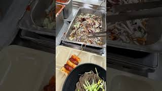 韩国大学食堂打饭家人们今天是拌冷面，荞麦果然让人饱腹感强烈！#vlog日常#韩国#大学生活#