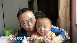 老婆回来，小黑花180元买了九斤排骨，配上秘制辣椒水香迷糊了