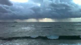 Praia e mar durante o temporal -Galicia-