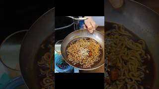 50년 근속 시장 라면집 할머니의 매우 독특한 짜파게티 끓이는법 Korean street food