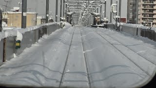 雪の高架軌道となった宗谷本線の旭川駅～旭川四条駅間を走行するキハ40系の前面展望