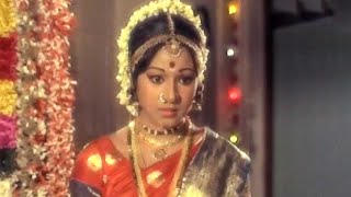 பொம்பளைங்க தான் வெக்கப்படுவாங்கன்னு பேரு | Navarathinam Tamil Movie | MGR, Latha, Jayachitra