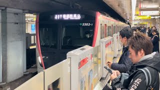 都営5500形5502編成が普通西馬込行きとして大門駅1番線に到着停車するシーン（2240T）2024.3.26.23:16