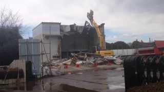 パワーショベルが屋根を破壊 Komatsu excavator PC200 vandalizes a roof