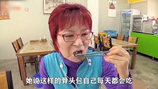 她每天吃3颗鸡蛋壳-螃蟹壳嚼碎直接咽-吃香蕉从来不剥壳-