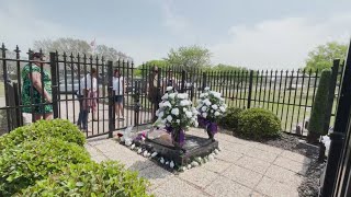 Fans gather at Selena’s gravesite 30 years after the death of the Tejano icon