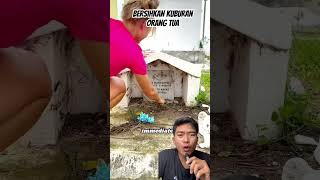 BERSIHKAN KUBURAN ORANG TUA !!!!?? #shorts #shortvideos #ytshorts #video