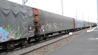 BB 26064 fantôme et son long train de wagons fret