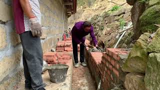 后院砌围墙，加固一下山体Build a wall in the backyard to reinforce the mountain.