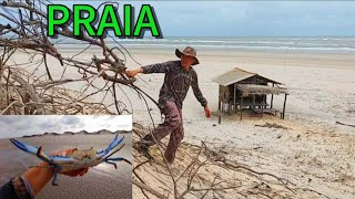 Sozinho em uma cabana abandonada, praia deserta chuva a noite e caça aos siri