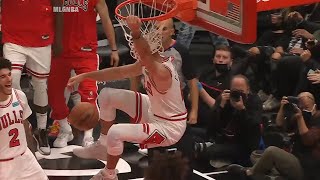Lonzo Ball throws an alley-oop to Alex Caruso to give him a triple-double