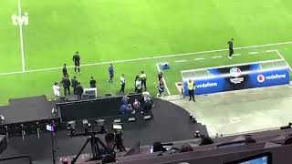 Expulso, Pepe ergue a camisola para os adeptos do Benfica