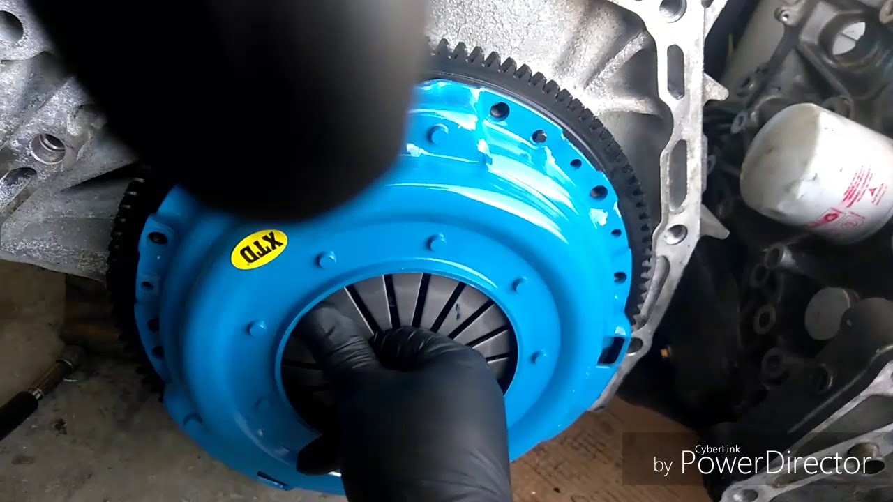 Honda B Series Flywheel & Clutch Install - YouTube