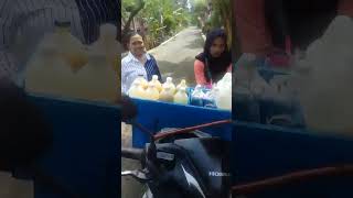 Seorang wanita penjual jamu keliling sepeda motor #shorts