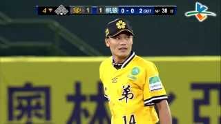 20130924 CPBL 象VS桃猿 4下 猴子舞太大聲？王勝偉、蔡明覺接球相撞了~