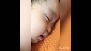 寝ながら笑う赤ちゃん(こちょこちょ)/baby laughing while sleeping