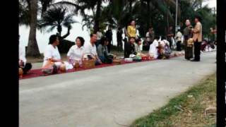 ตักบาตรข้าวเหนียว ริมกว๊านพะเยา Phayao Makhabucha February 2010