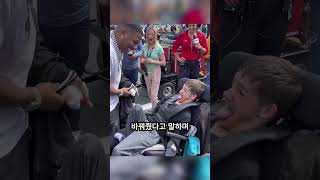 자신에게 용기를 준 가수에게 고맙다고 말한 소년