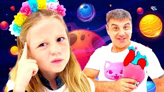 Nastya aprende sobre o espaço e os planetas e ajuda alienígenas