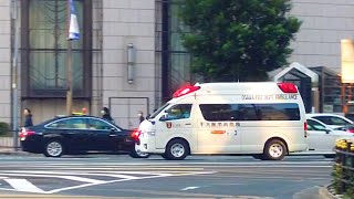 阪急前を右折し大阪駅方面に向かう救急車295（大阪市消防局）