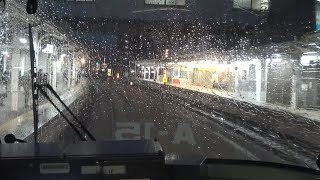 雨が降る夜のラッシュ時の山陽本線 糸崎駅～尾道駅間を走行する115系の前面展望