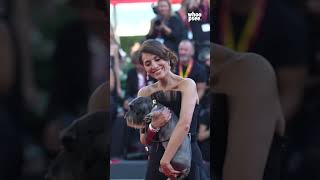 Venezia 80, la madrina Caterina Murino sfila sul red carpet con un cane