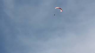 People Witness Paragliding Accident As Reserve Parachute Gets Entangled During Training - 1194461