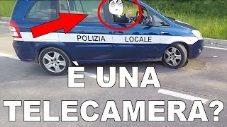 Poliziotto vede la telecamera e se ne va via...