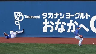 初回、先頭佐野のフライをアルモンテが信じられない落球（2023年4月8日）