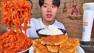 직접만든 무생채 생선까스 육개장사발면. 별 반찬 없지만 무생채가 입맛을 돋궈 밥 맛이 아주 좋네요. FISH CUTLETS KIMCHI KOREAN FOOD ASMR MUKBANG