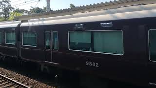 夙川駅を発車する阪急電車9000系9002F。