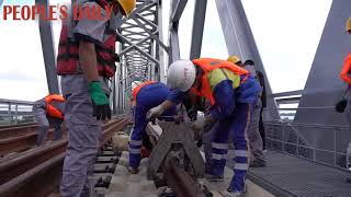 Track laying work of the 7,194-meter-long Tongjiang-Nizhneleninskoye railway bridge completed on Tue