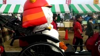 ひこにゃん、人力車に乗って退場(2012.11.24 ゆるキャラさみっとin羽生)