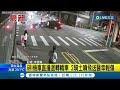 煞車不及砰一聲 轎車十字路口迴轉 後方機車疑車速過快直接撞上 車上兩人噴飛送醫幸輕傷｜記者 李香儀│【live大現場】20230228│三立新聞台