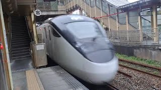 472次員林發車經由山線開往台東EMU3000型十二輛編組EMU3027皮蛋豆腐騰雲號綠色帶新城際自強號列車，1147次基隆發車經由山線開往苗栗的銀綠色微笑號EMU900型十輛一編組EMU937區間車