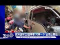 只停一下就走？違停車占用公車停靠站 長輩橫跨馬路狂追｜tvbs新聞