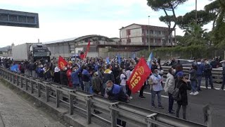 Whirlpool, il corteo degli operai blocca l'autostrada a Napoli: tir e auto in coda all'ora di...