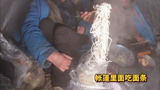 两夫妻冬季骑踏板车穷游青海，天气太冷了，在帐篷里面煮面条吃