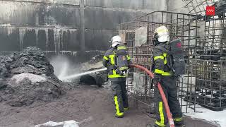 Los #BomberosCM extinguen un incendio en una nave de reciclado de toner. En Parla