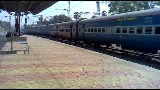 [IRFCA] My First Capture:- 19261 Kochuvelli - Porbandar (Weekly) Express Chugging through Virar