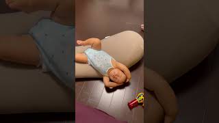 【Yogiboでくつろぐ11ヶ月baby】上手に乗っかってリラックスしてます【四人育児】