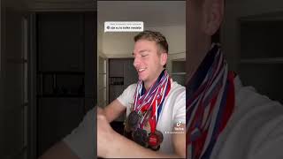 VUK POKAZUJE MEDALJE!