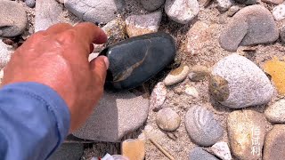 A Fujian man was looking for a strange rock in the wild, and picked up a black object in the water