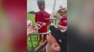 Mahomes makes Chiefs fan's year with autograph at training camp