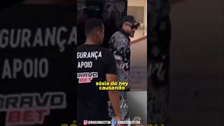 sósia do neymar causando alvoroço e tumulto em santos