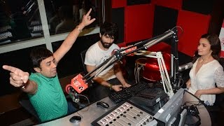 Shahid kapoor & Alia sing Title Song Shaandaar | Shaandaar Team at Fever 104 FM Studios