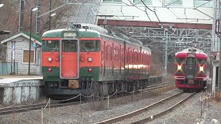 冬至の｢カボチャ電車｣!? と｢りんご電車｣? (笑)　しなの鉄道 115系 S3編成 湘南色、S1編成 しなの鉄道色　信濃追分駅　2024年12月26日 撮影